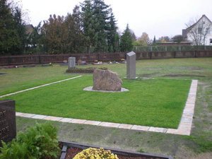 Urnengrab mit einheitlichem Denkmal Eischott